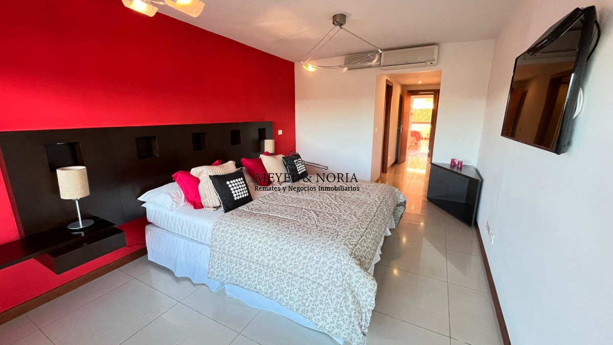 Apartamento ID.51 - Apto en Playa Brava, 3 suite mas dep y baño de servio, terraza con parrillero, servicios