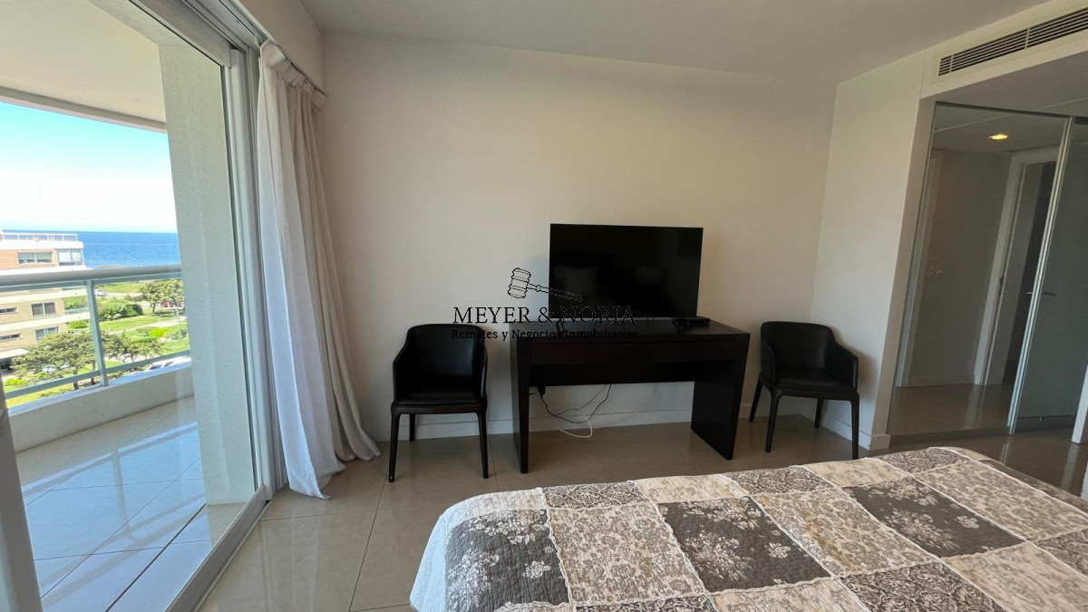 Apartamento ID.118 - Torre de alta gama, 2 dorm más servicio- Playa Mansa