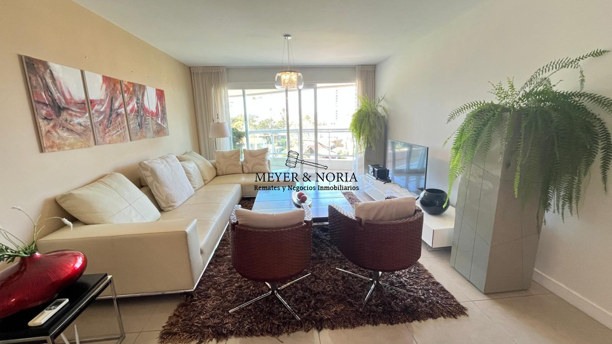 Apartamento ID.118 - Torre de alta gama, 2 dorm más servicio- Playa Mansa