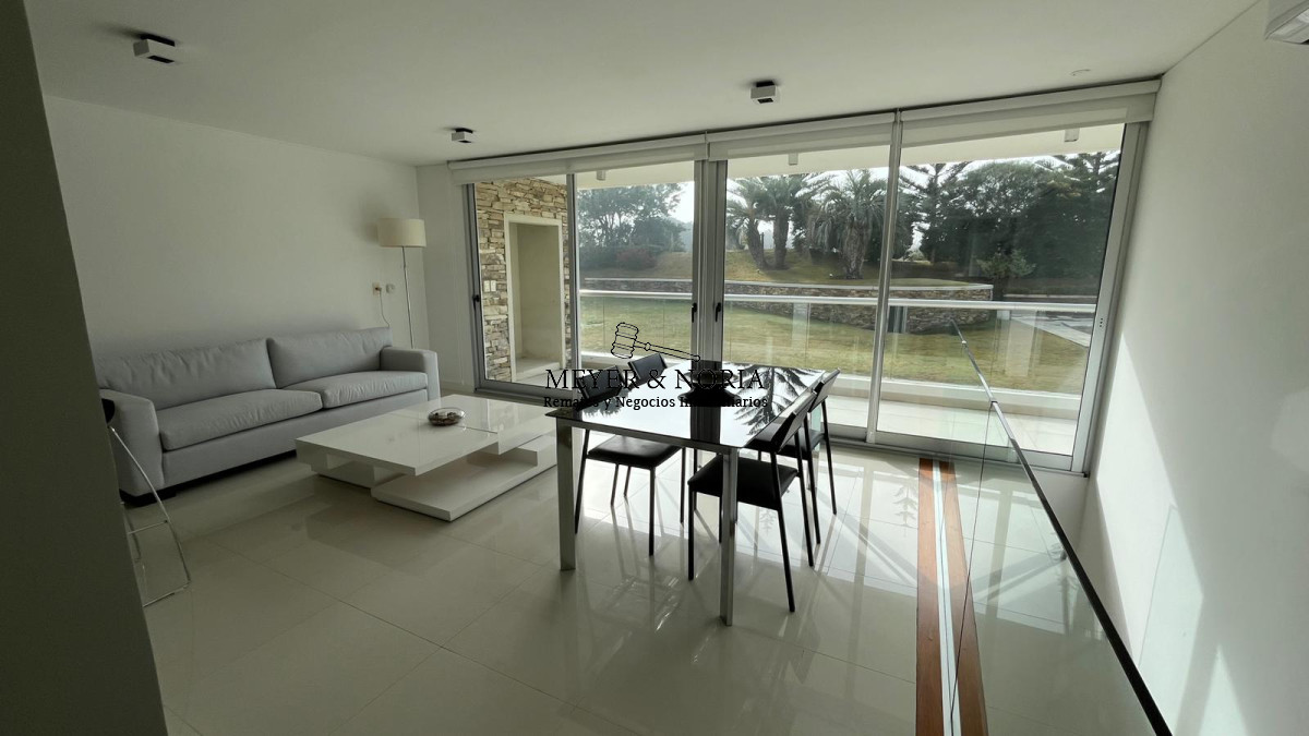 Apartamento ID.52 - Apto en venta en la Brava de un dorm en suite, con barbacoa y servicios 