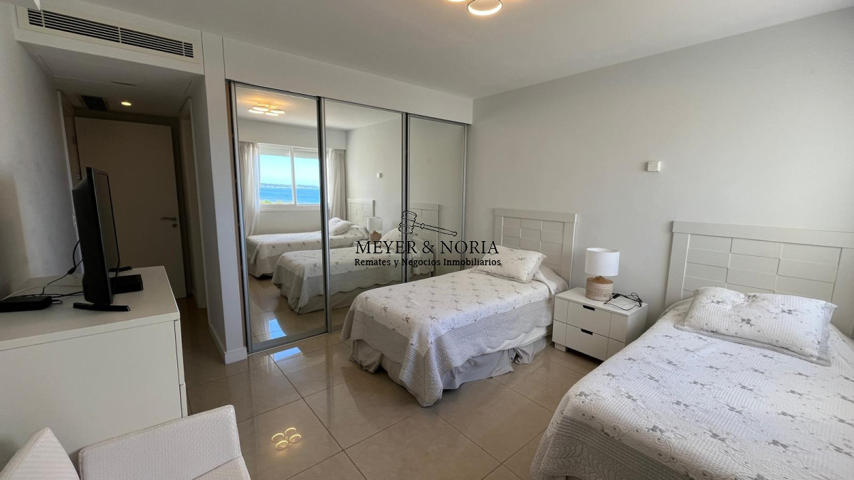 Apartamento ID.118 - Torre de alta gama, 2 dorm más servicio- Playa Mansa