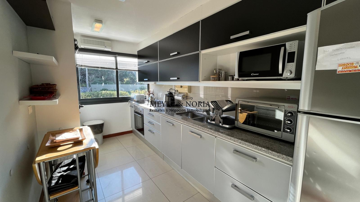 Apartamento ID.51 - Apto en Playa Brava, 3 suite mas dep y baño de servio, terraza con parrillero, servicios