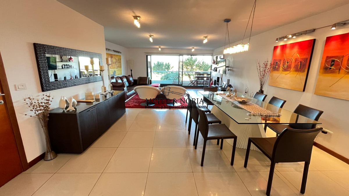 Apartamento ID.51 - Apto en Playa Brava, 3 suite mas dep y baño de servio, terraza con parrillero, servicios