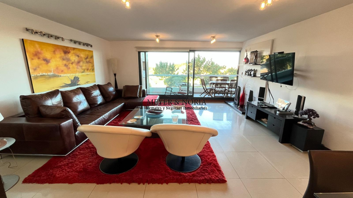 Apartamento ID.51 - Apto en Playa Brava, 3 suite mas dep y baño de servio, terraza con parrillero, servicios