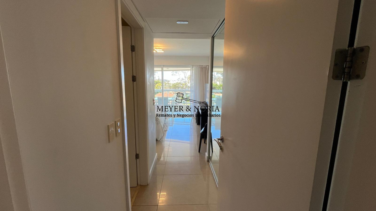 Apartamento ID.118 - Torre de alta gama, 2 dorm más servicio- Playa Mansa