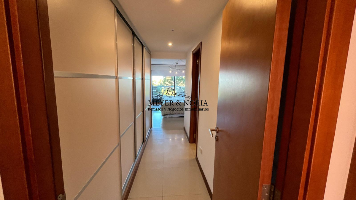 Apartamento ID.51 - Apto en Playa Brava, 3 suite mas dep y baño de servio, terraza con parrillero, servicios