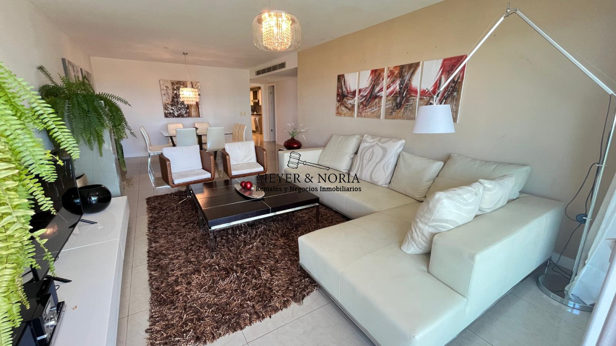 Apartamento ID.118 - Torre de alta gama, 2 dorm más servicio- Playa Mansa