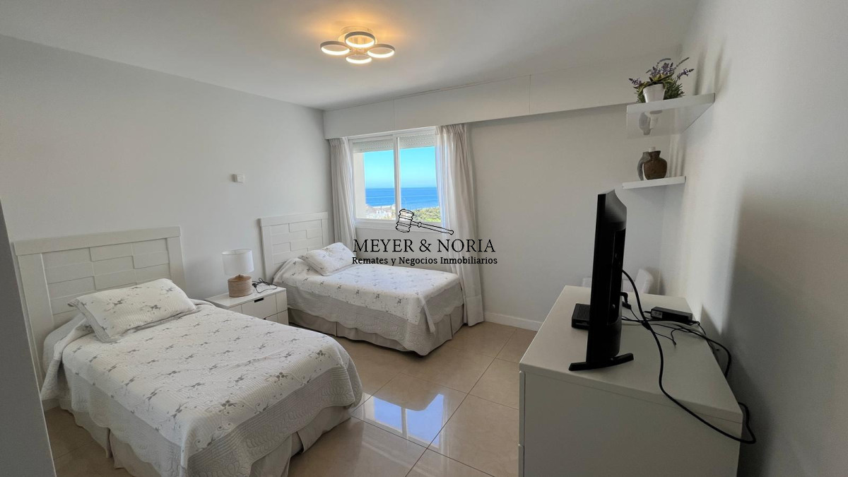 Apartamento ID.118 - Torre de alta gama, 2 dorm más servicio- Playa Mansa