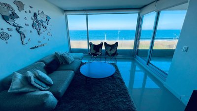 Apartamento de 2 Dormitorios con vista al mar y parrillero propio sobre Playa Mansa