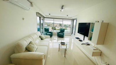 Apto a pasos del mar, 2 dorm + dep, parrillero