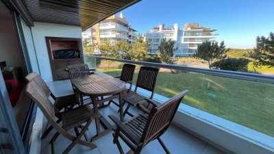 Apto en Playa Brava, 3 suite mas dep y baño de servio, terraza con parrillero, servicios