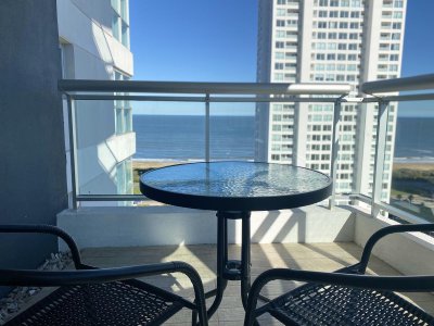Departamento, 2 dormitorios dep, con parrillero y servicios- Playa Brava