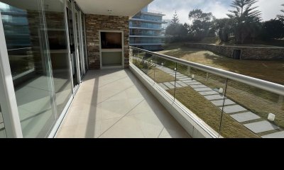 Apto en venta de 2 dorm con parrillero propio en Playa Brava