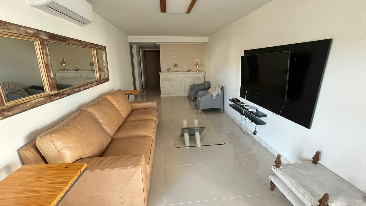Apto a pasos del mar, 2 dorm + dep, parrillero.