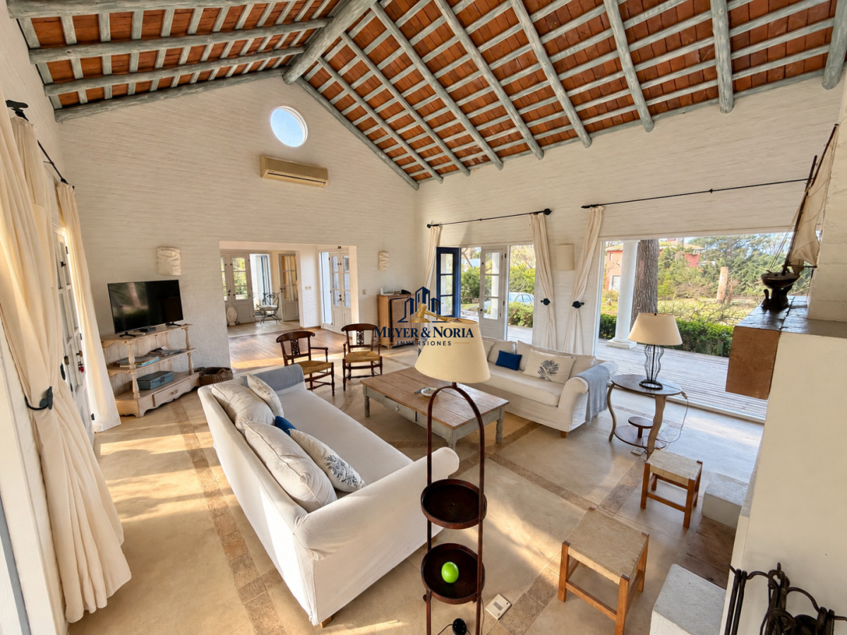 Casa ID.269 - Amplia casa con jardin y entorno arbolado