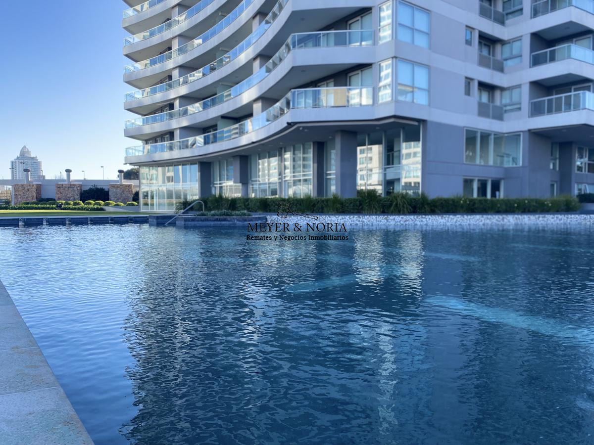 Apartamento ID.8 - Departamento, 2 dormitorios dep, con parrillero y servicios- Playa Brava