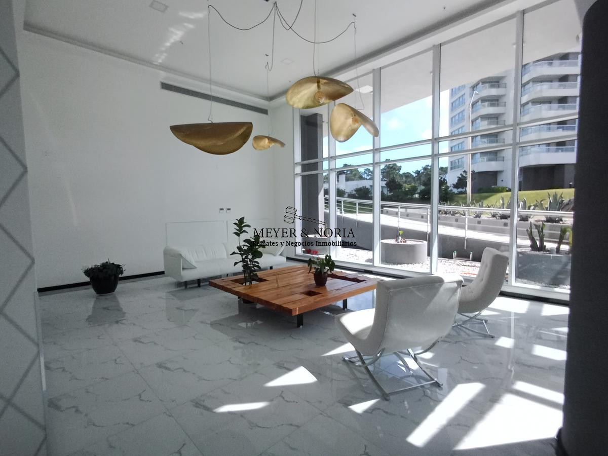 Apartamento ID.8 - Departamento, 2 dormitorios dep, con parrillero y servicios- Playa Brava