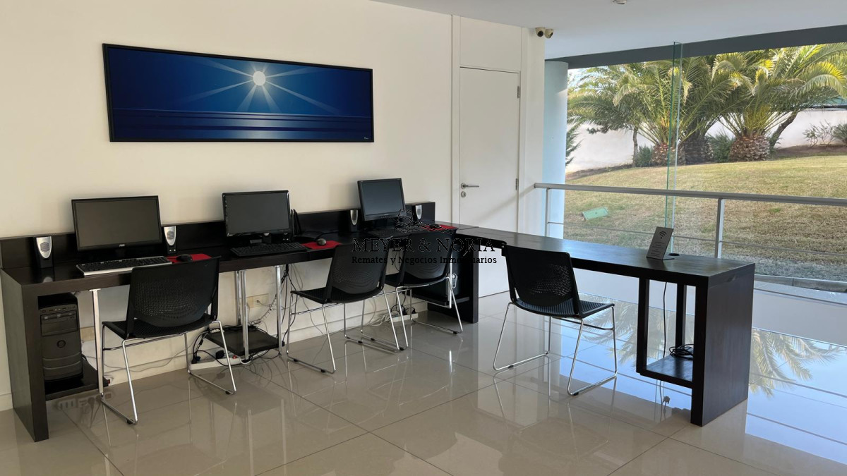 Apartamento ID.51 - Apto en Playa Brava, 3 suite mas dep y baño de servio, terraza con parrillero, servicios