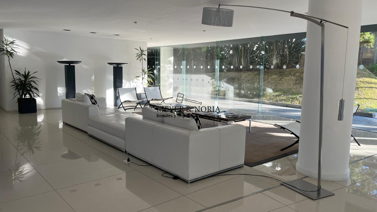 Apartamento ID.51 - Apto en Playa Brava, 3 suite mas dep y baño de servio, terraza con parrillero, servicios