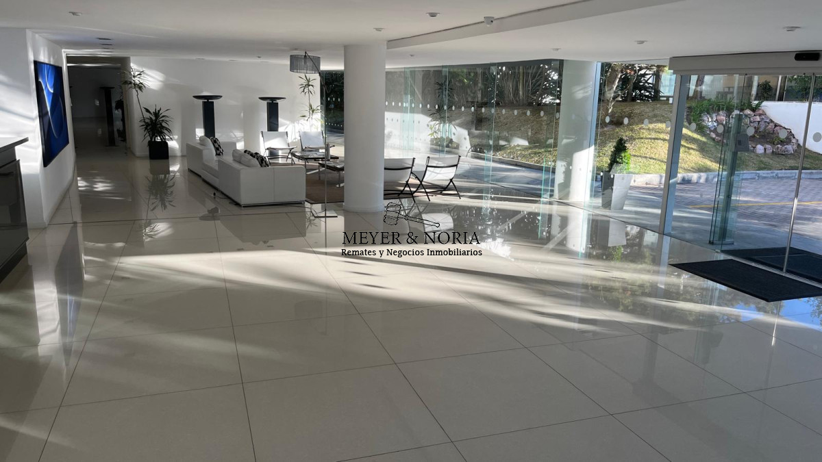 Apartamento ID.51 - Apto en Playa Brava, 3 suite mas dep y baño de servio, terraza con parrillero, servicios