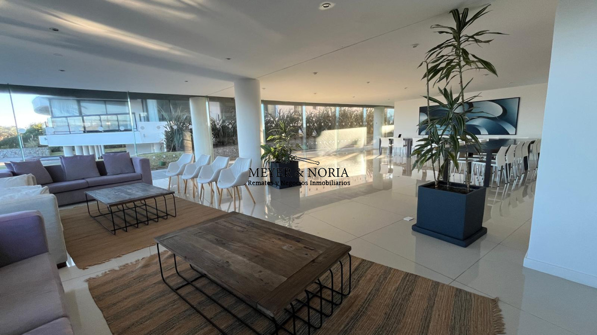 Apartamento ID.51 - Apto en Playa Brava, 3 suite mas dep y baño de servio, terraza con parrillero, servicios