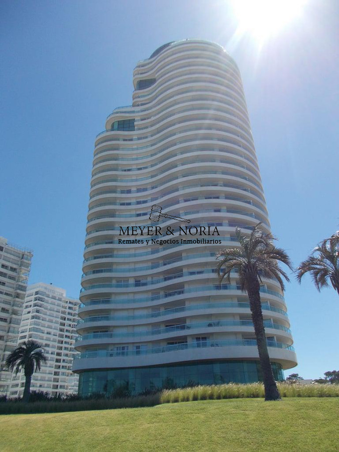 Apartamento ID.15 - Torre de alta gama, vista al mar, 2 dorm más servicio- Playa Mansa