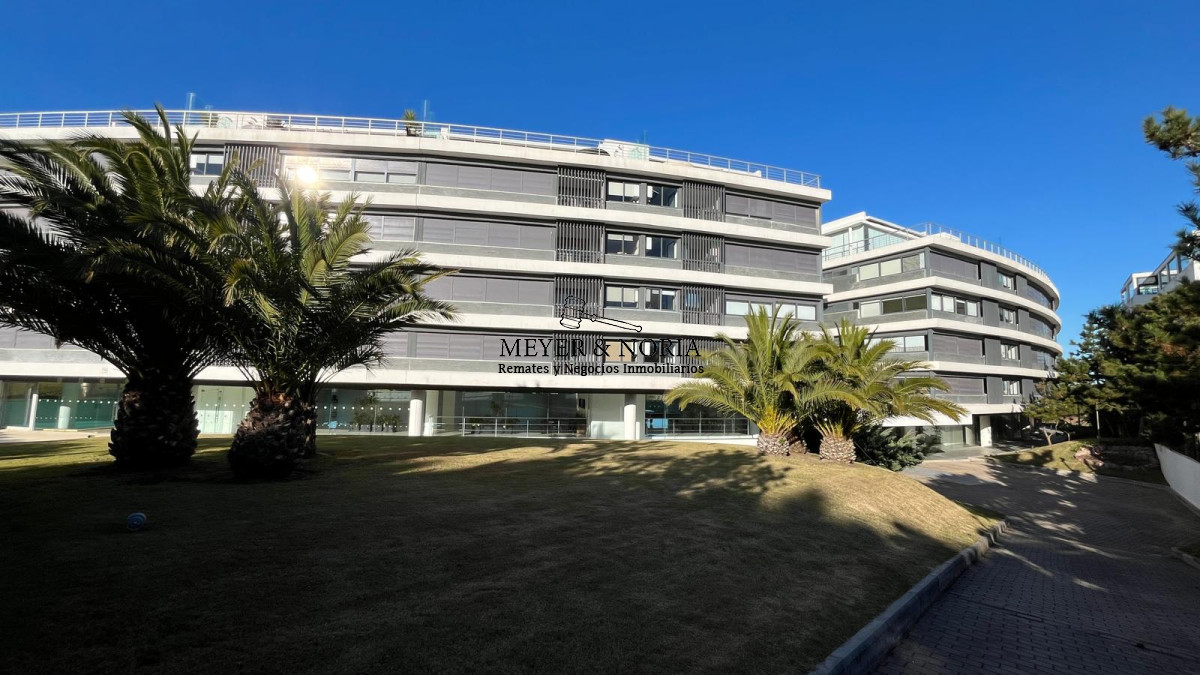 Apartamento ID.51 - Apto en Playa Brava, 3 suite mas dep y baño de servio, terraza con parrillero, servicios