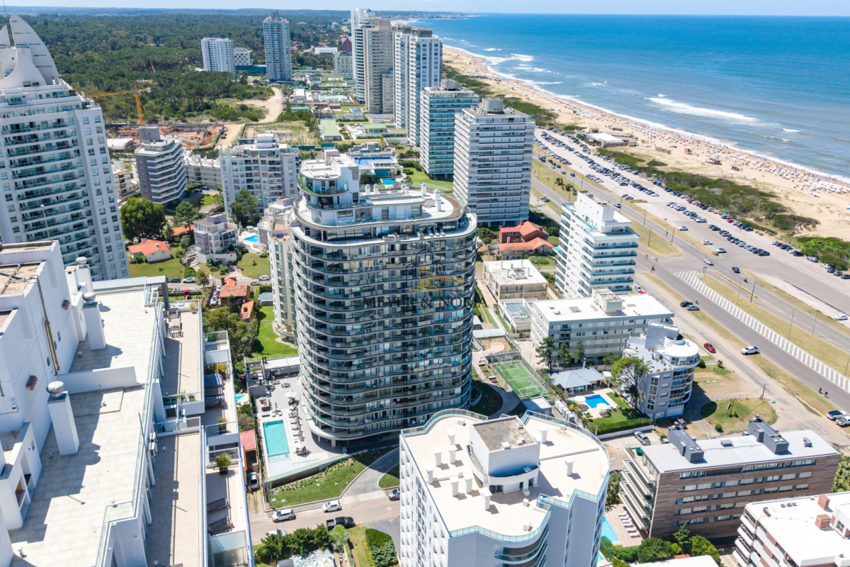 Apartamento ID.126 - Apartamento de 2 dormitorios con vista al mar, Punta del Este Playa Brava