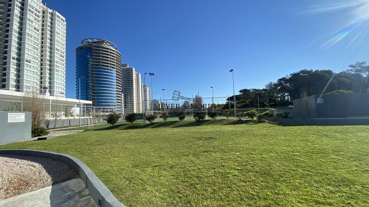 Apartamento ID.8 - Departamento, 2 dormitorios dep, con parrillero y servicios- Playa Brava