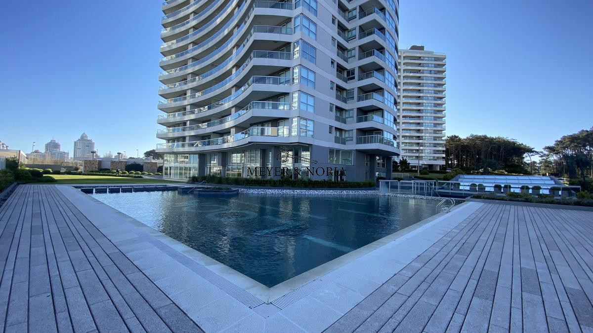 Apartamento ID.8 - Departamento, 2 dormitorios dep, con parrillero y servicios- Playa Brava