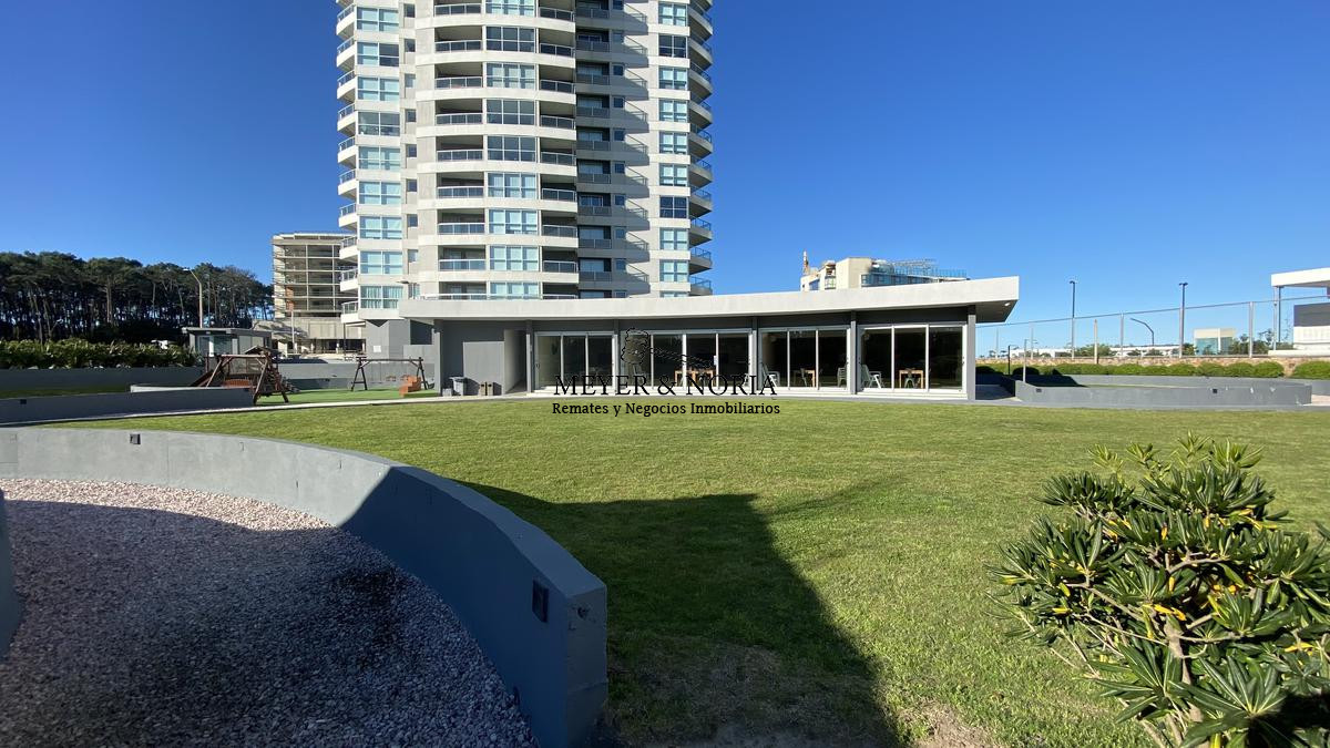 Apartamento ID.8 - Departamento, 2 dormitorios dep, con parrillero y servicios- Playa Brava