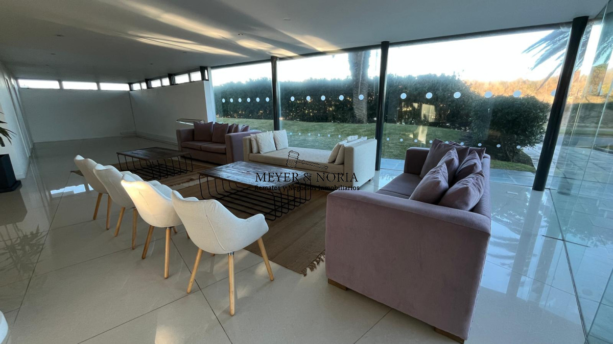 Apartamento ID.51 - Apto en Playa Brava, 3 suite mas dep y baño de servio, terraza con parrillero, servicios