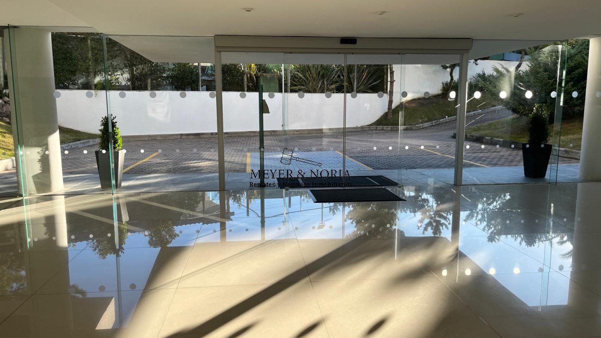 Apartamento ID.51 - Apto en Playa Brava, 3 suite mas dep y baño de servio, terraza con parrillero, servicios
