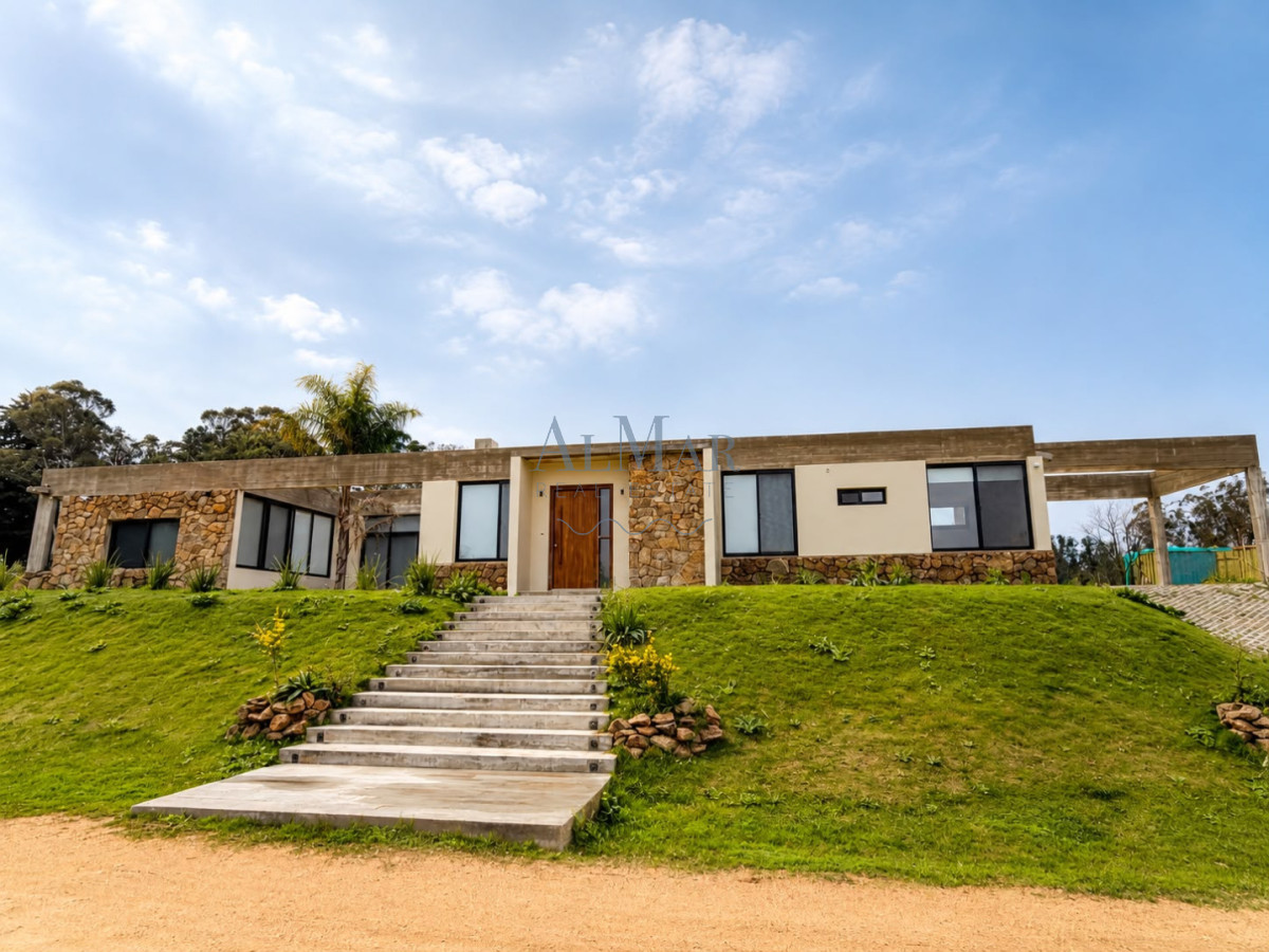 Casa ID.33 - Exclusiva Casa en venta Punta Ballena La Jacinta 4 dormitorios piscina terreno 1100 m²