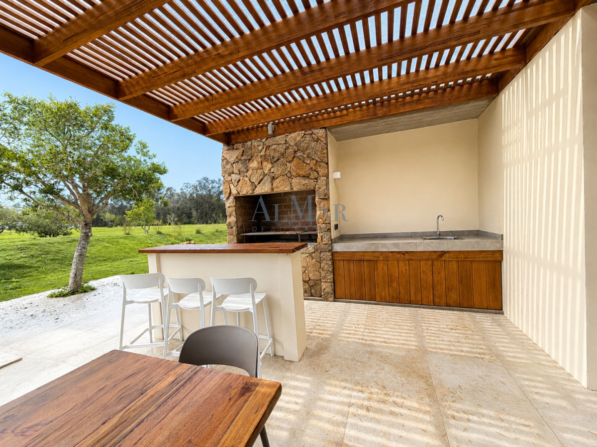 Casa ID.33 - Exclusiva Casa en venta Punta Ballena La Jacinta 4 dormitorios piscina terreno 1100 m²
