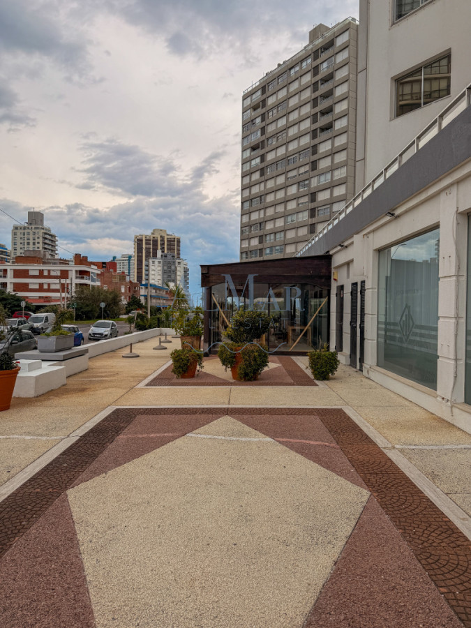 Local Comercial ID.52 - Amplio Local Comercial en Península 