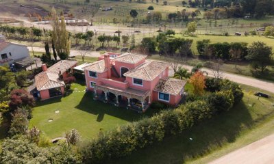 VENTA  CASA 5 DORMITORIOS Y SERVICIO CON PISCINA BARRIO PRIVADO CARMEL