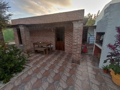 SE VENDE CASA DE 2 DORMITORIOS EN BARRIO LA SONRISA