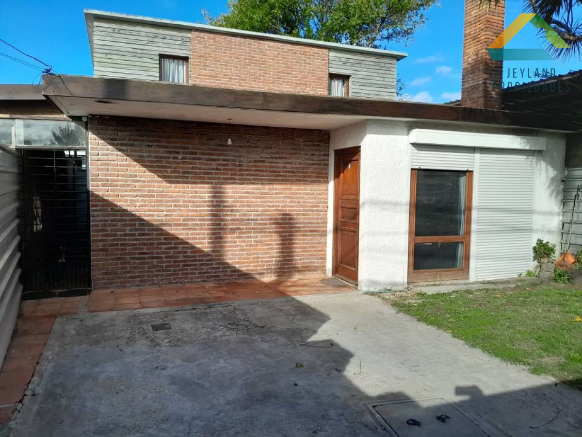 Apartamento ID.86 - SE VENDE CASA  CON 3 DORMITORIOS EN Bº SCALONE MALDONADO 