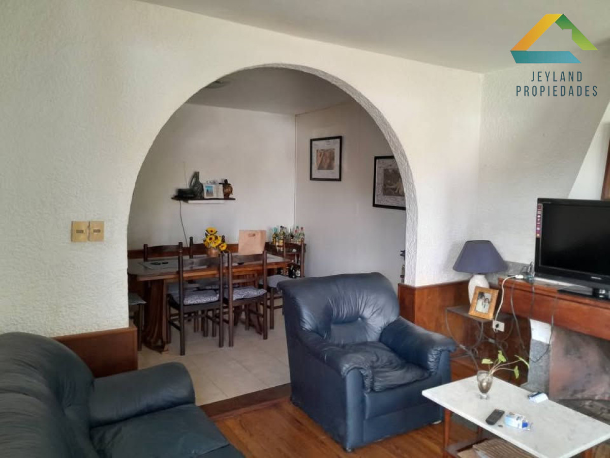 Apartamento ID.86 - SE VENDE CASA  CON 3 DORMITORIOS EN Bº SCALONE MALDONADO 