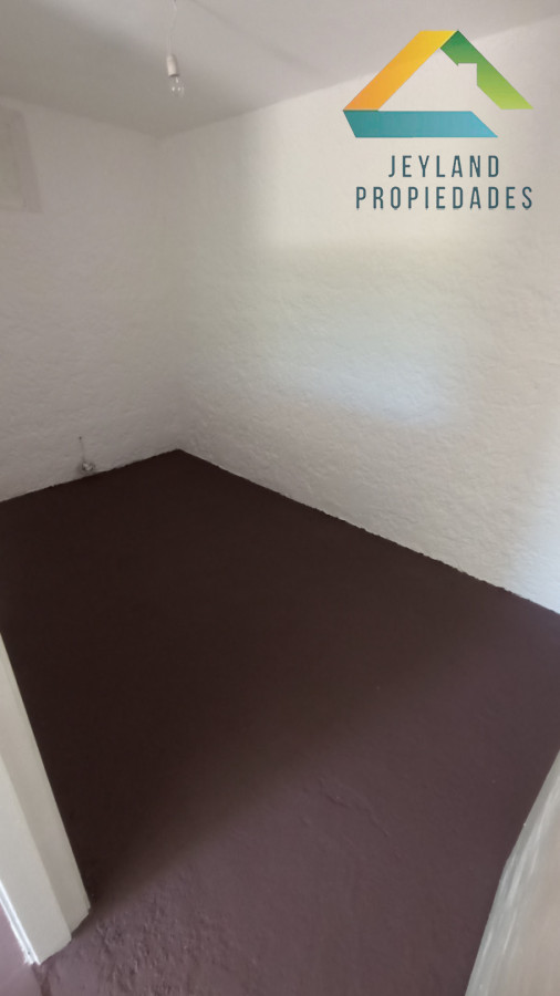 Casa ID.350 - SE ALQUILA CASA BARRIO SCALONE