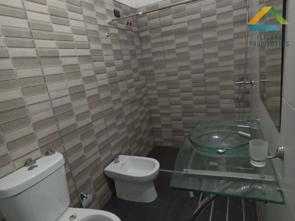 Casa ID.5 - SE VENDE CASA AMPLIA CON OFICINA AL FRENTE CENTRO DE MALDONADO