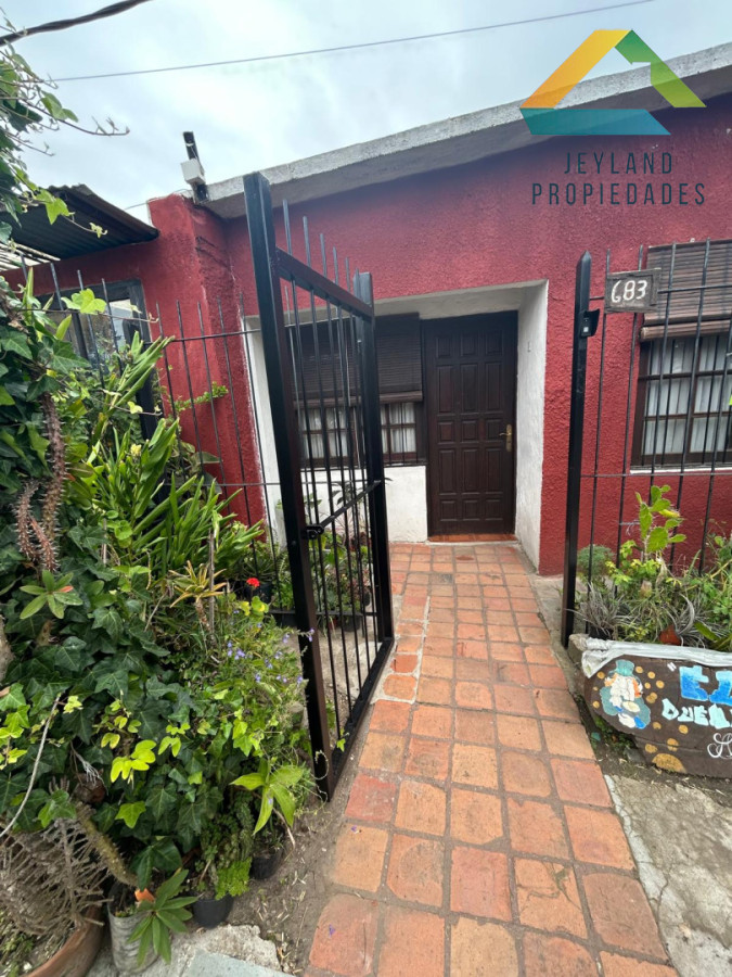 Casa ID.477 - SE VENDE CASA 2 DORMITORIOS BARRIO LA ESTACION 