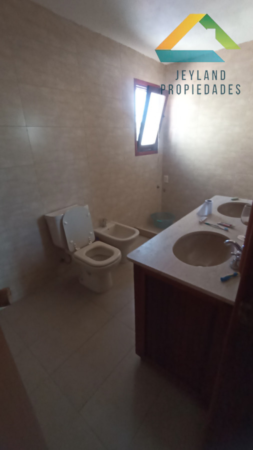 Casa ID.392 - SE ALQUILA CASA 5 DORMITORIOS EN BARRIO RIVERA