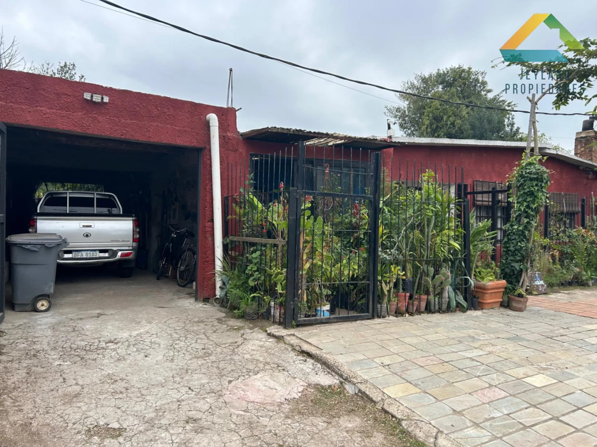 Casa ID.477 - SE VENDE CASA 2 DORMITORIOS BARRIO LA ESTACION 