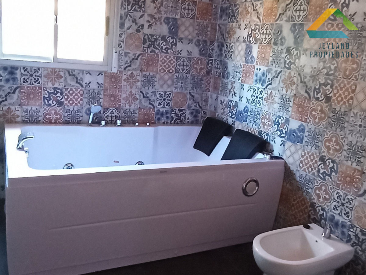 Casa ID.5 - SE VENDE CASA AMPLIA CON OFICINA AL FRENTE CENTRO DE MALDONADO