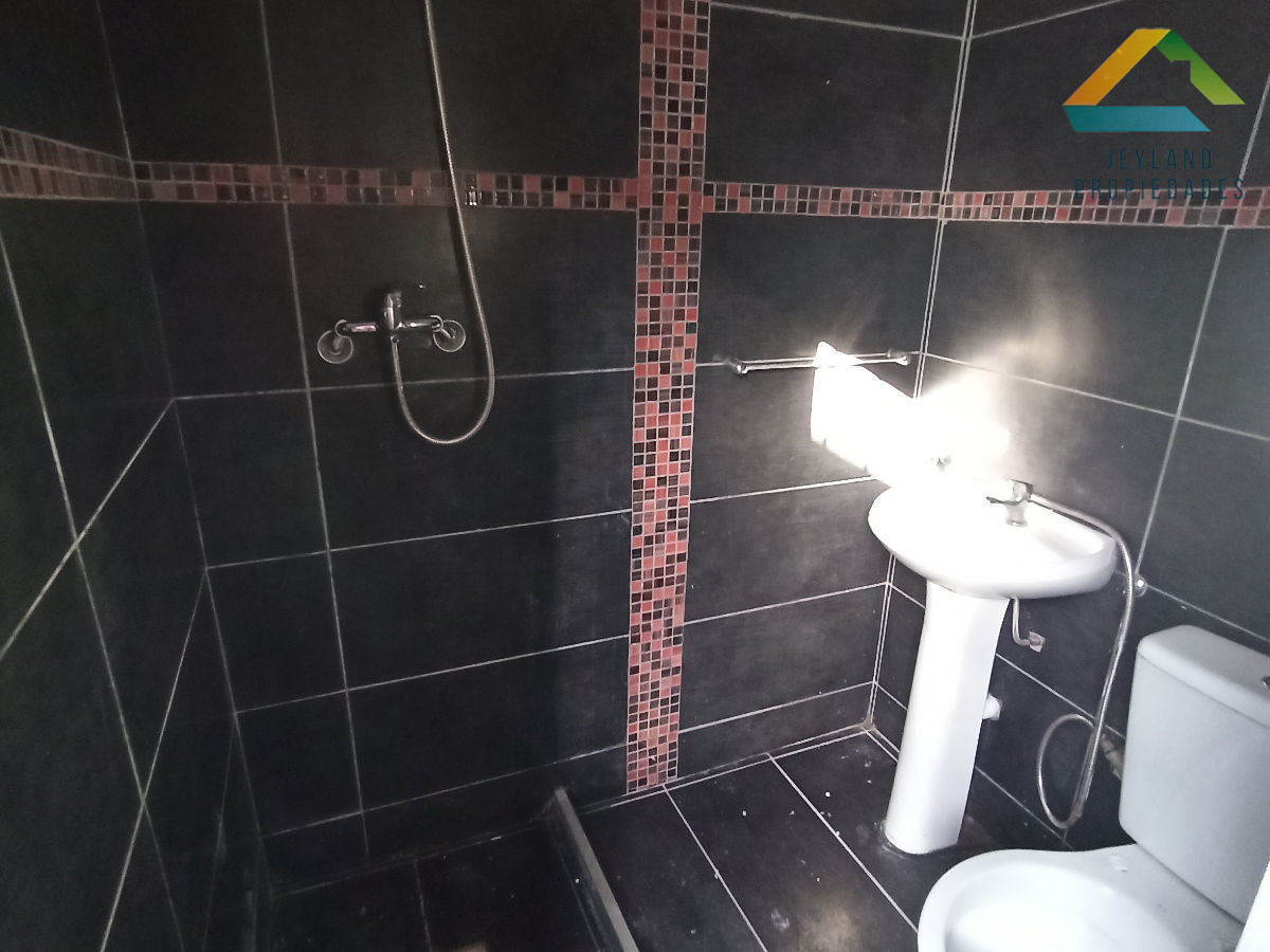 Casa ID.5 - SE VENDE CASA AMPLIA CON OFICINA AL FRENTE CENTRO DE MALDONADO