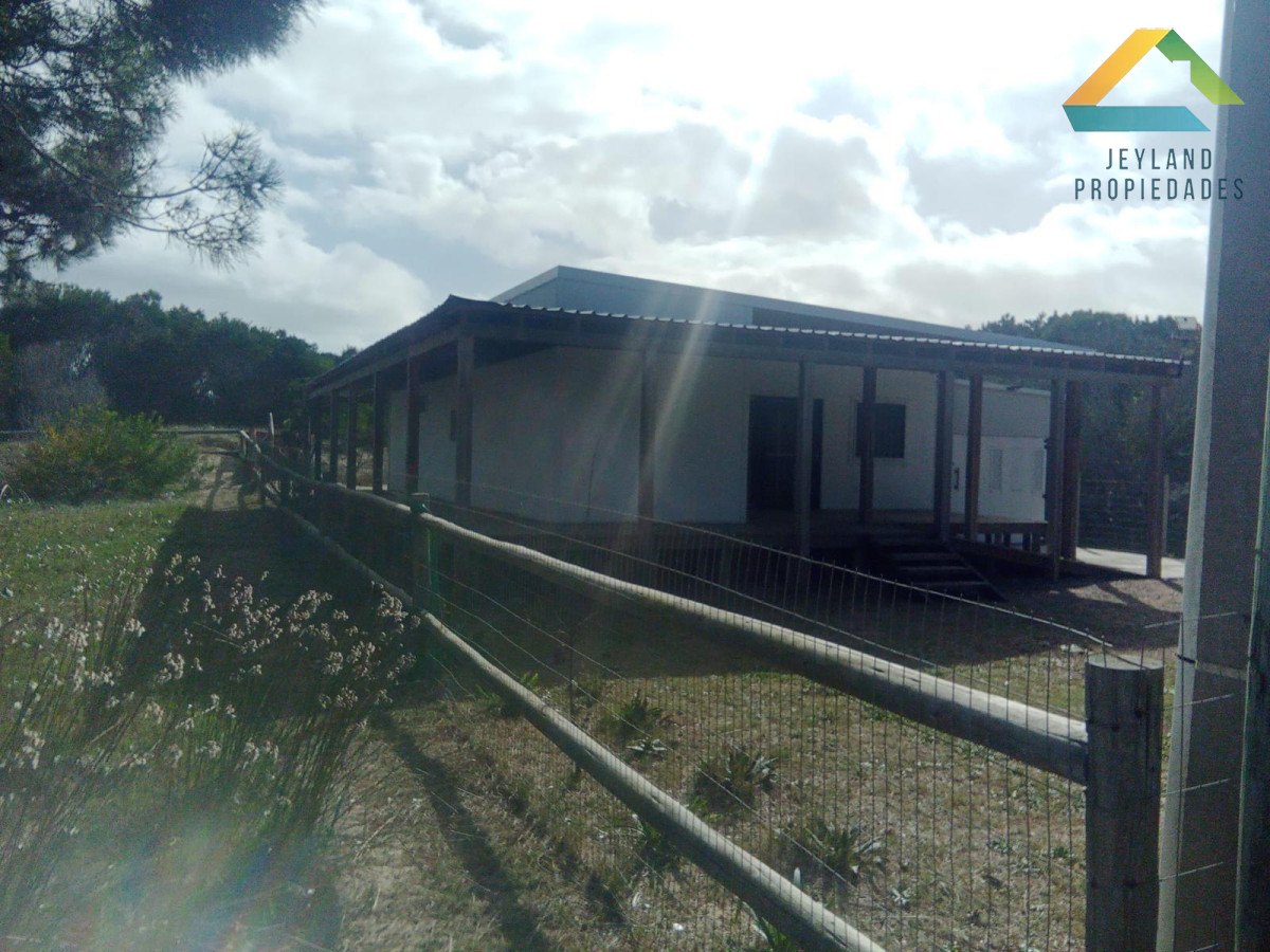 Casa ID.129 - SE VENDE CASA  3 DORMITORIOS EN BALNEARIO LA ESMERALDA