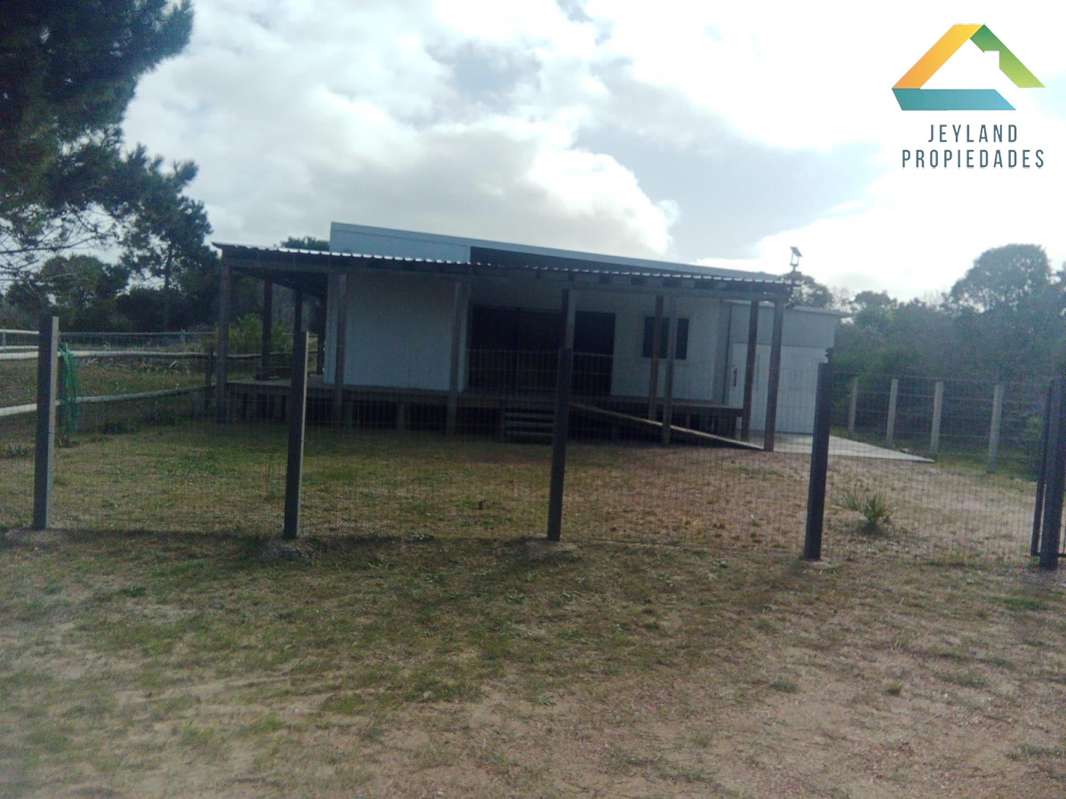 Casa ID.129 - SE VENDE CASA  3 DORMITORIOS EN BALNEARIO LA ESMERALDA