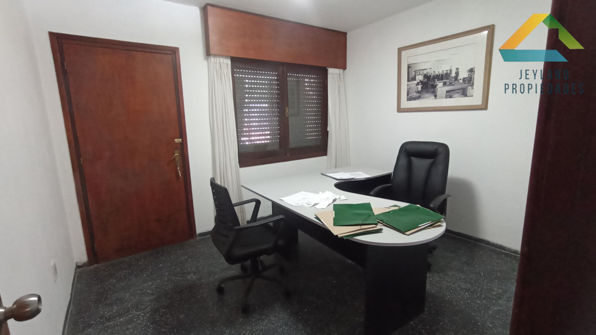 Casa ID.392 - SE ALQUILA CASA 5 DORMITORIOS EN BARRIO RIVERA